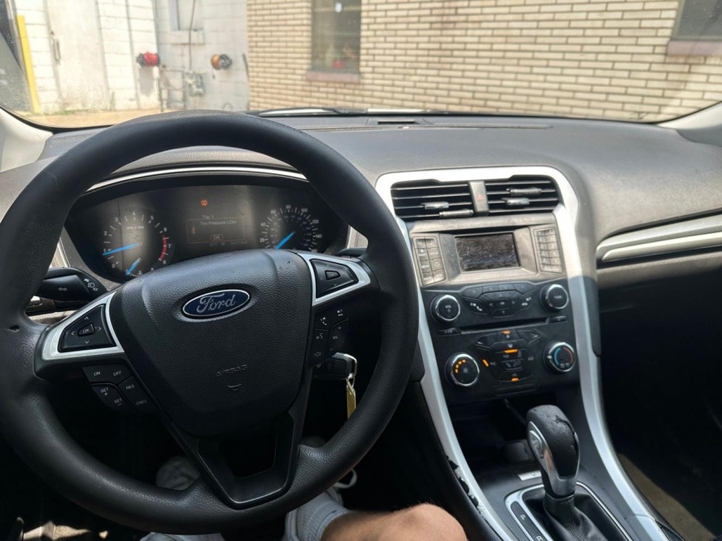 2015 WHITE FORD FUSION SE (3FA6P0H7XFR) with an 2.5L engine, Automatic transmission, located at 1708 Broadway, Rockford, IL, 61104, (815) 397-5010, 42.252522, -89.069359- Photo#10