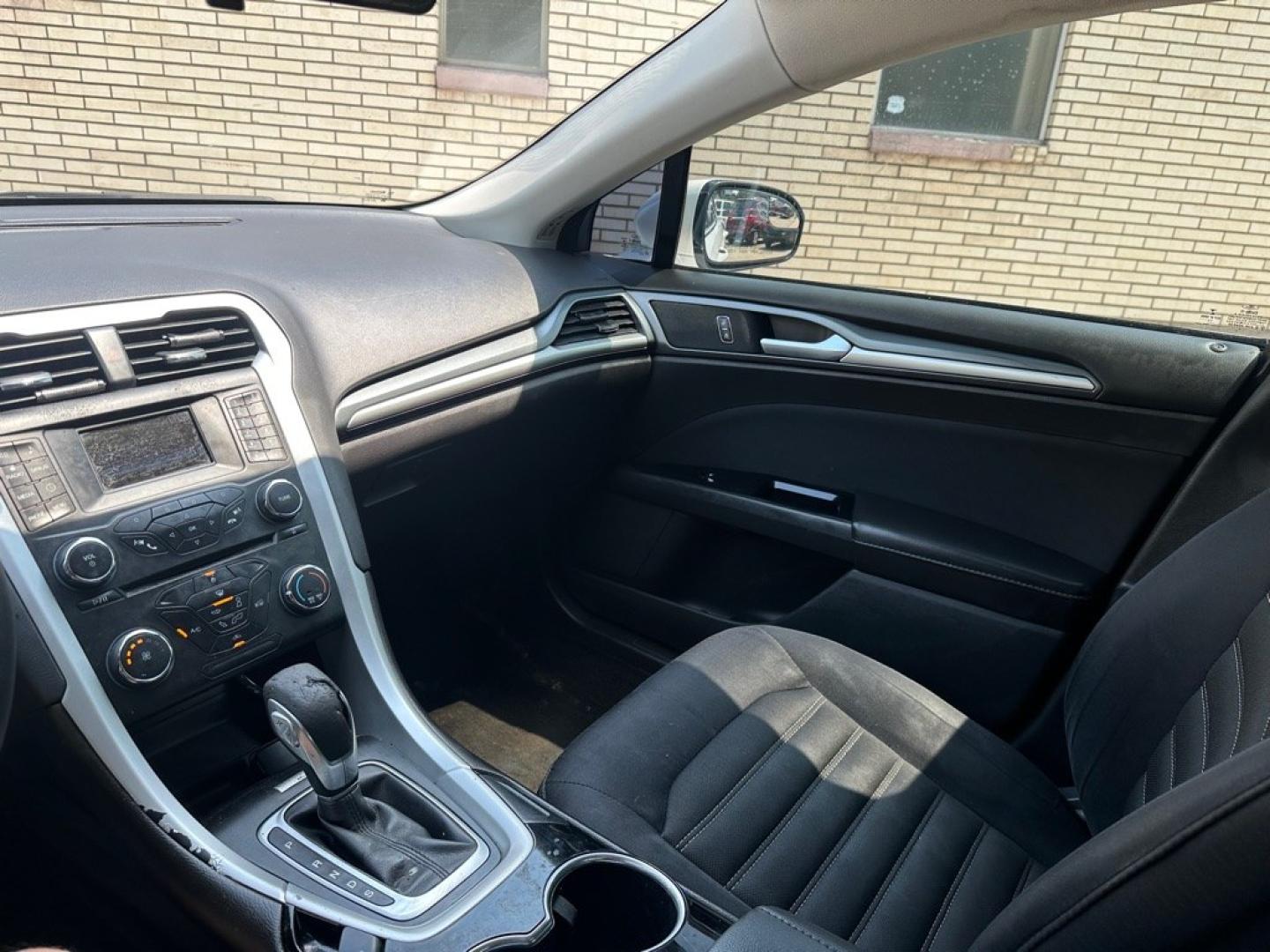 2015 WHITE FORD FUSION SE (3FA6P0H7XFR) with an 2.5L engine, Automatic transmission, located at 1708 Broadway, Rockford, IL, 61104, (815) 397-5010, 42.252522, -89.069359- Photo#13