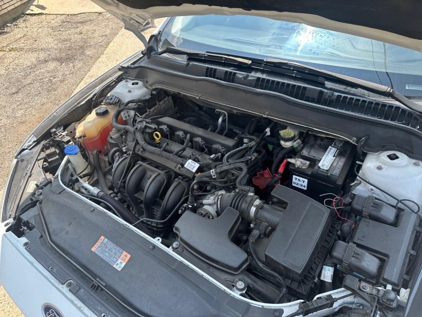 2015 WHITE FORD FUSION SE (3FA6P0H7XFR) with an 2.5L engine, Automatic transmission, located at 1708 Broadway, Rockford, IL, 61104, (815) 397-5010, 42.252522, -89.069359- Photo#16