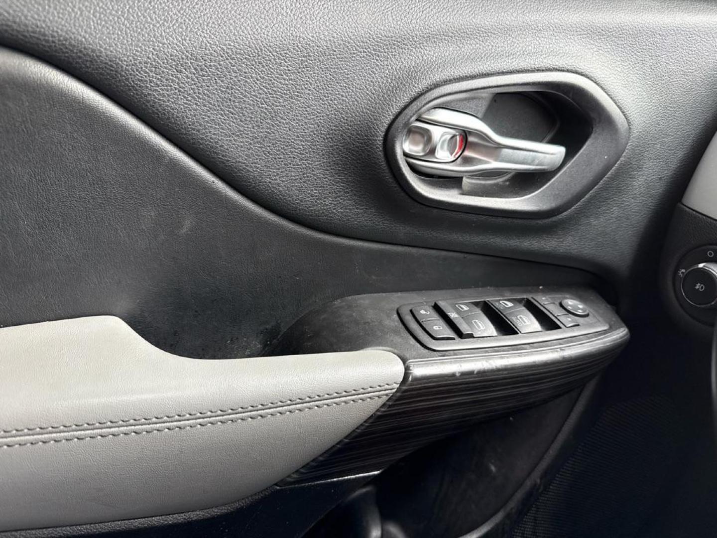 2014 BLACK JEEP CHEROKEE LIMITED (1C4PJMDS7EW) with an 3.2L engine, Automatic transmission, located at 1708 Broadway, Rockford, IL, 61104, (815) 397-5010, 42.252522, -89.069359 - Photo#4