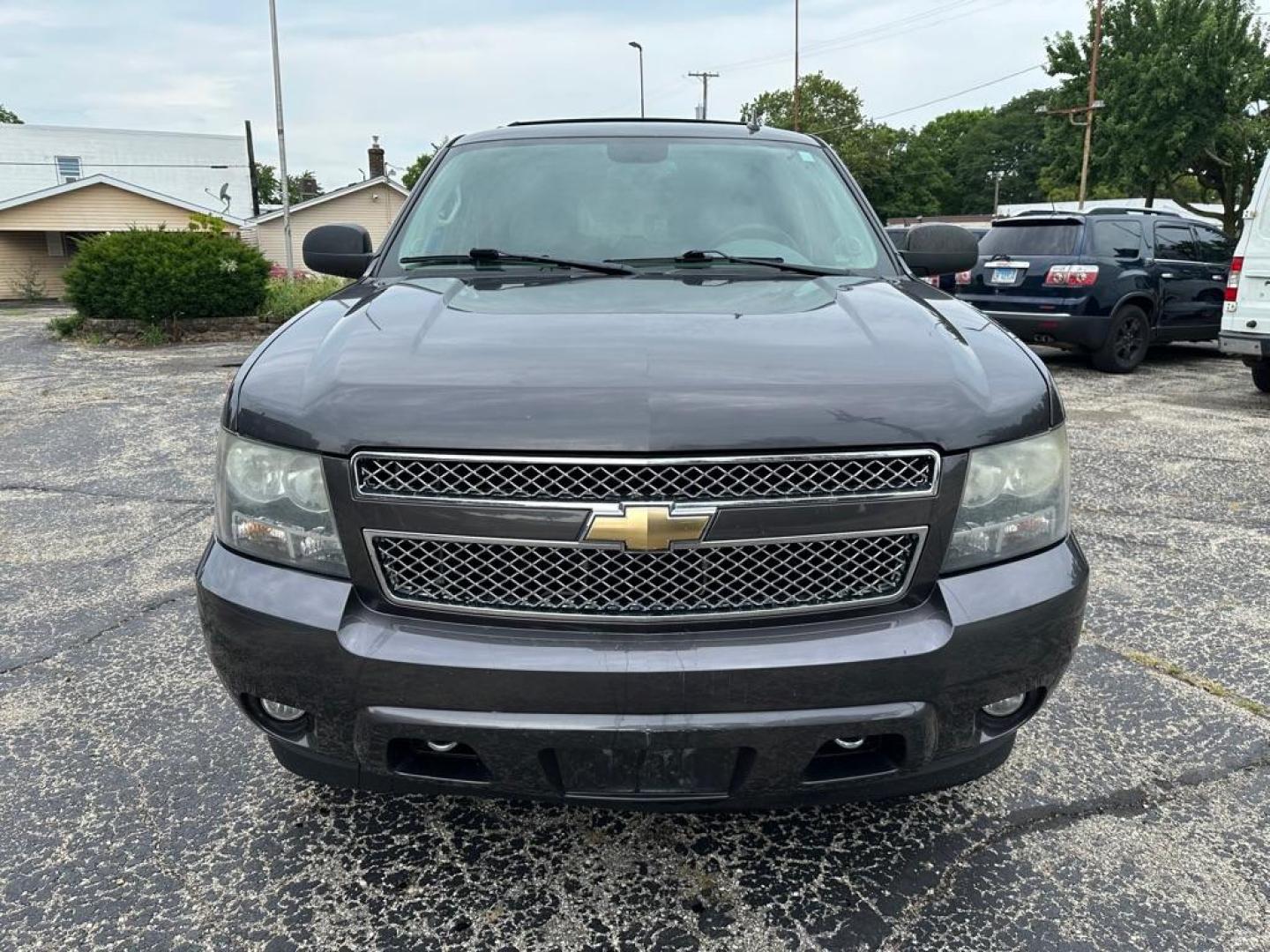 2011 GRAY CHEVROLET TAHOE 1500 LT (1GNSKBE05BR) with an 5.3L engine, Automatic transmission, located at 1708 Broadway, Rockford, IL, 61104, (815) 397-5010, 42.252522, -89.069359 - Photo#1