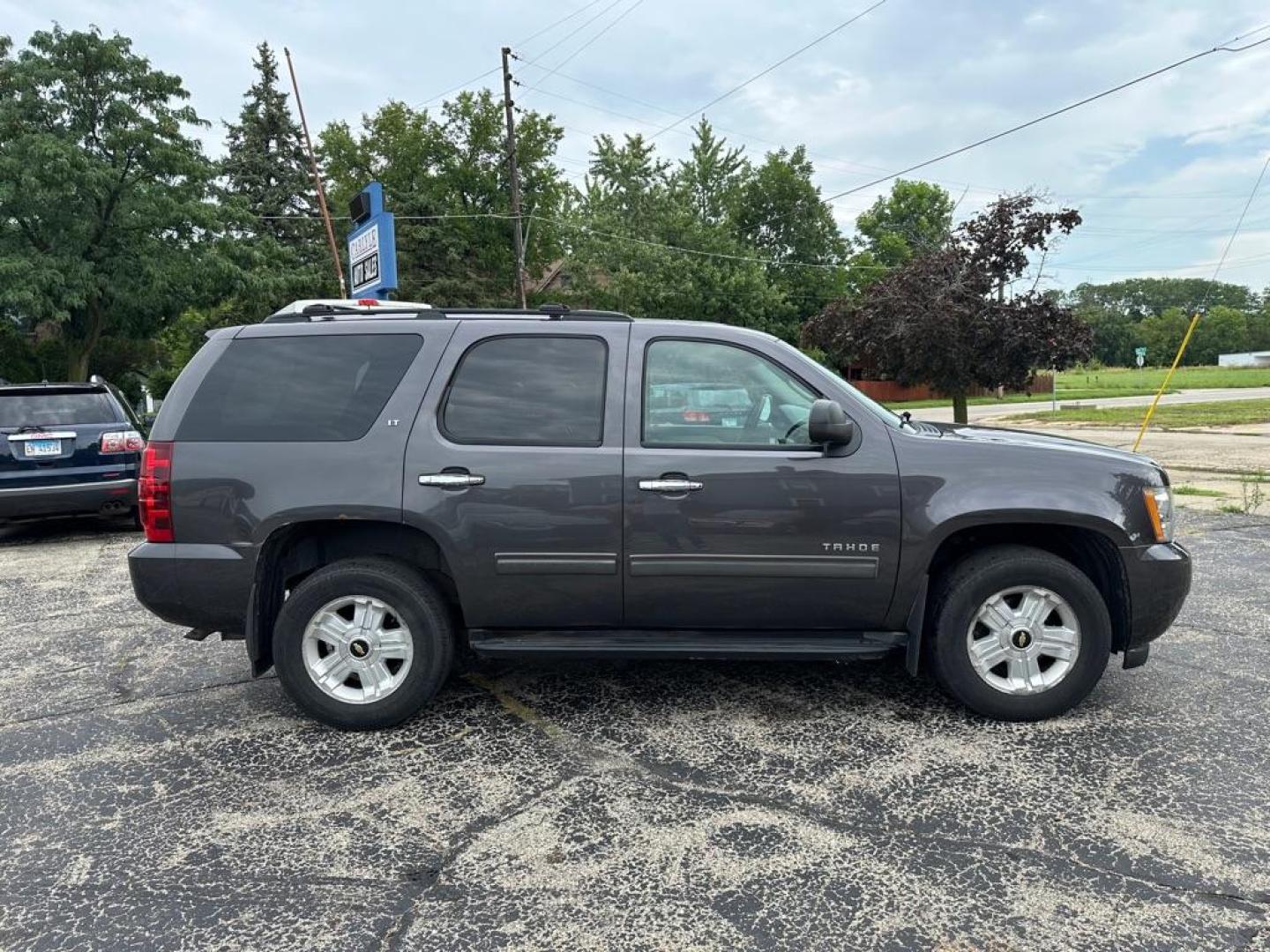 2011 GRAY CHEVROLET TAHOE 1500 LT (1GNSKBE05BR) with an 5.3L engine, Automatic transmission, located at 1708 Broadway, Rockford, IL, 61104, (815) 397-5010, 42.252522, -89.069359 - Photo#3