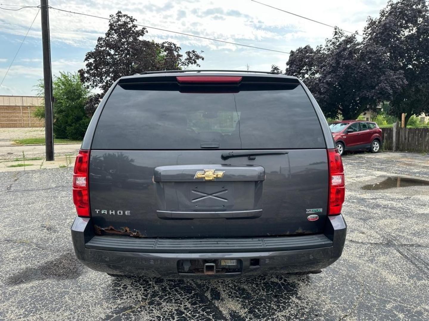 2011 GRAY CHEVROLET TAHOE 1500 LT (1GNSKBE05BR) with an 5.3L engine, Automatic transmission, located at 1708 Broadway, Rockford, IL, 61104, (815) 397-5010, 42.252522, -89.069359 - Photo#5