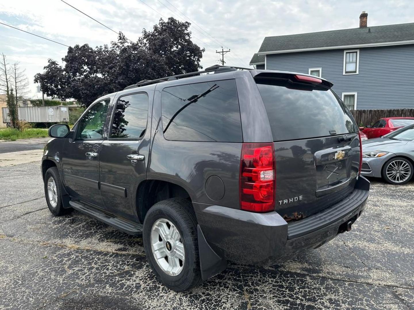 2011 GRAY CHEVROLET TAHOE 1500 LT (1GNSKBE05BR) with an 5.3L engine, Automatic transmission, located at 1708 Broadway, Rockford, IL, 61104, (815) 397-5010, 42.252522, -89.069359 - Photo#6