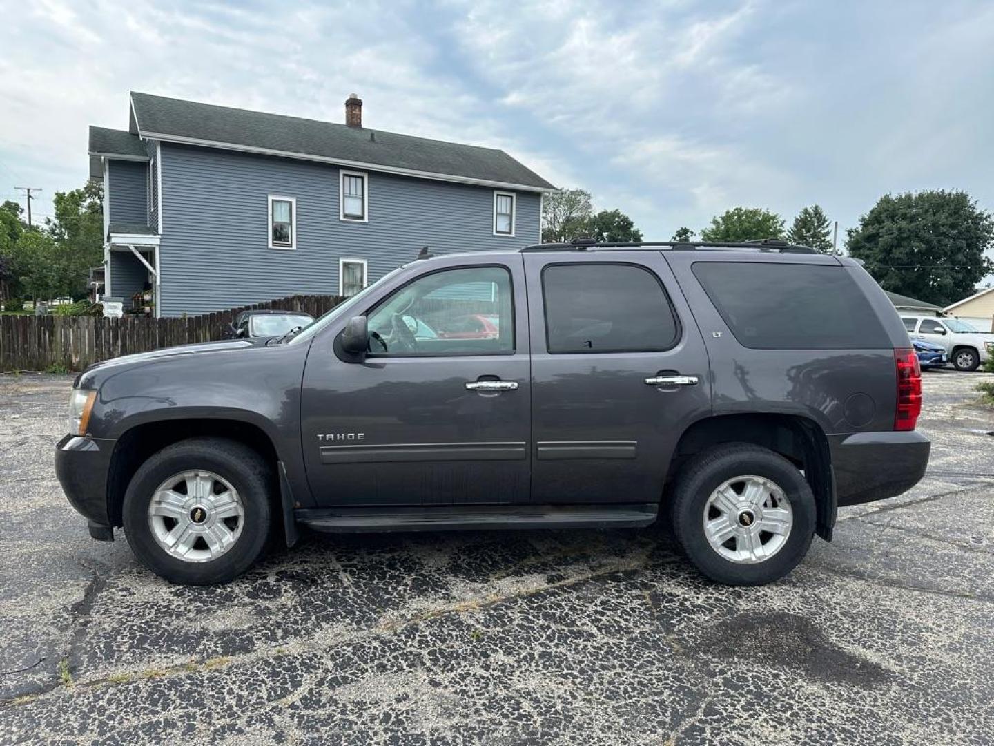 2011 GRAY CHEVROLET TAHOE 1500 LT (1GNSKBE05BR) with an 5.3L engine, Automatic transmission, located at 1708 Broadway, Rockford, IL, 61104, (815) 397-5010, 42.252522, -89.069359 - Photo#7