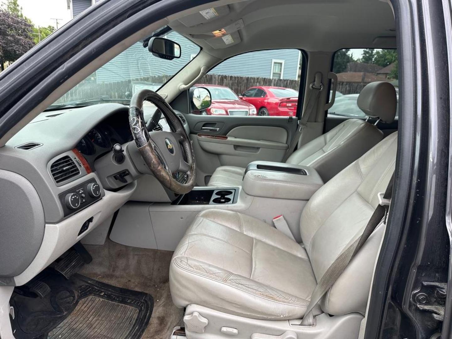 2011 GRAY CHEVROLET TAHOE 1500 LT (1GNSKBE05BR) with an 5.3L engine, Automatic transmission, located at 1708 Broadway, Rockford, IL, 61104, (815) 397-5010, 42.252522, -89.069359 - Photo#11