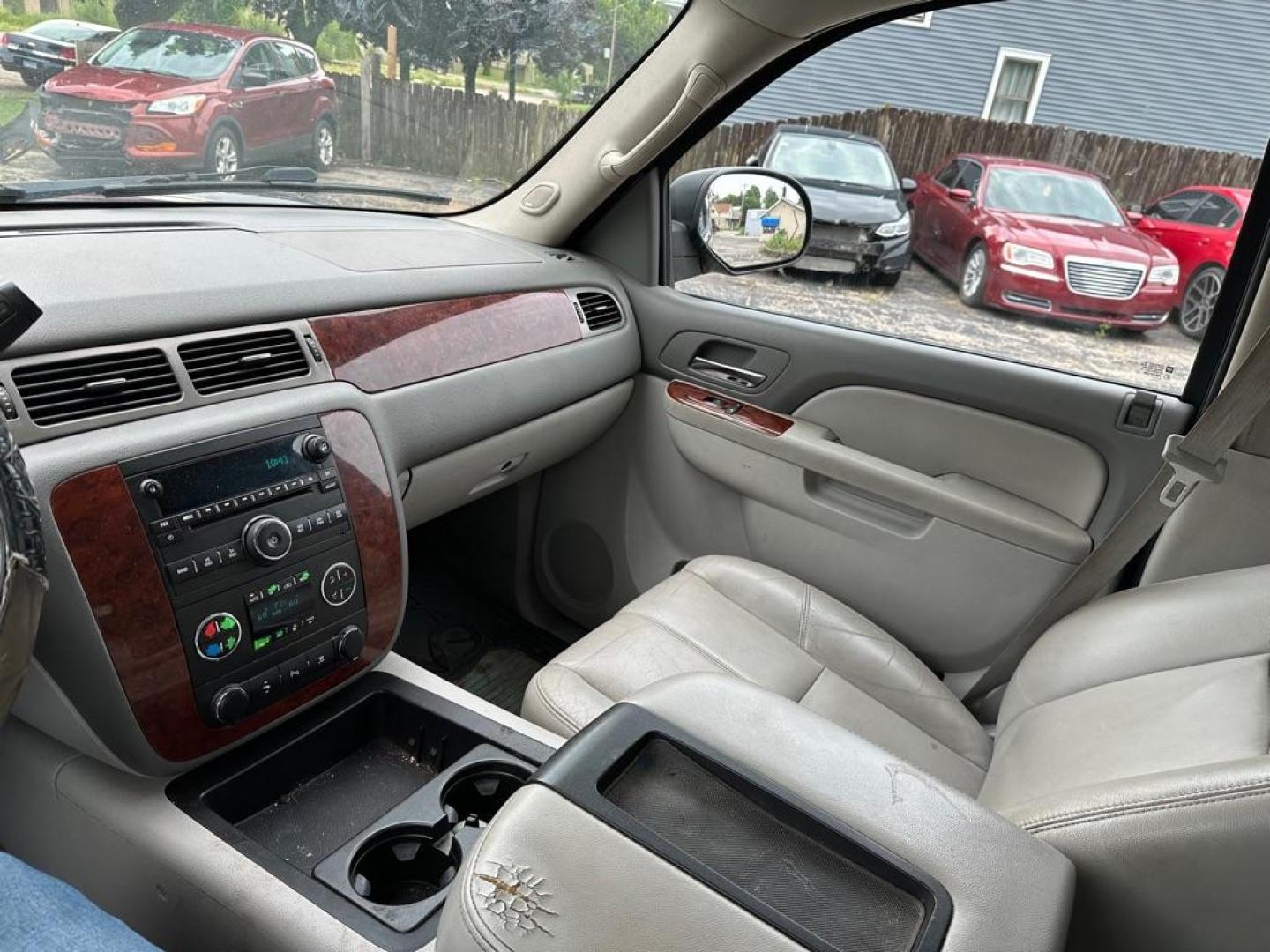 2011 GRAY CHEVROLET TAHOE 1500 LT (1GNSKBE05BR) with an 5.3L engine, Automatic transmission, located at 1708 Broadway, Rockford, IL, 61104, (815) 397-5010, 42.252522, -89.069359 - Photo#14