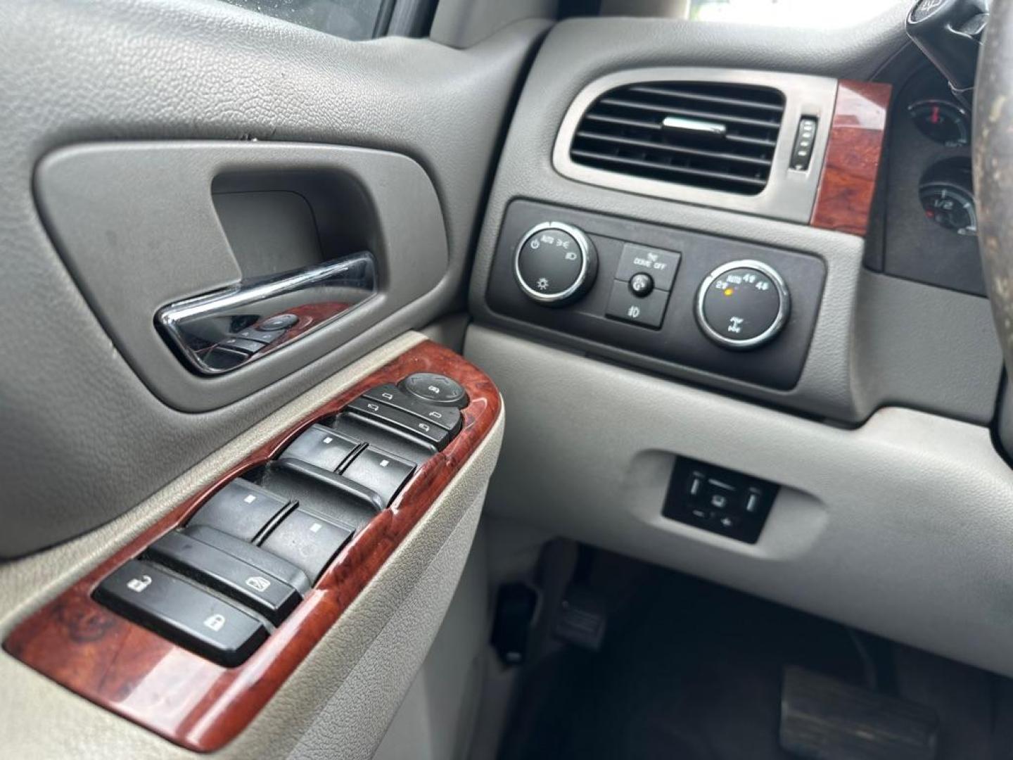 2011 GRAY CHEVROLET TAHOE 1500 LT (1GNSKBE05BR) with an 5.3L engine, Automatic transmission, located at 1708 Broadway, Rockford, IL, 61104, (815) 397-5010, 42.252522, -89.069359 - Photo#15
