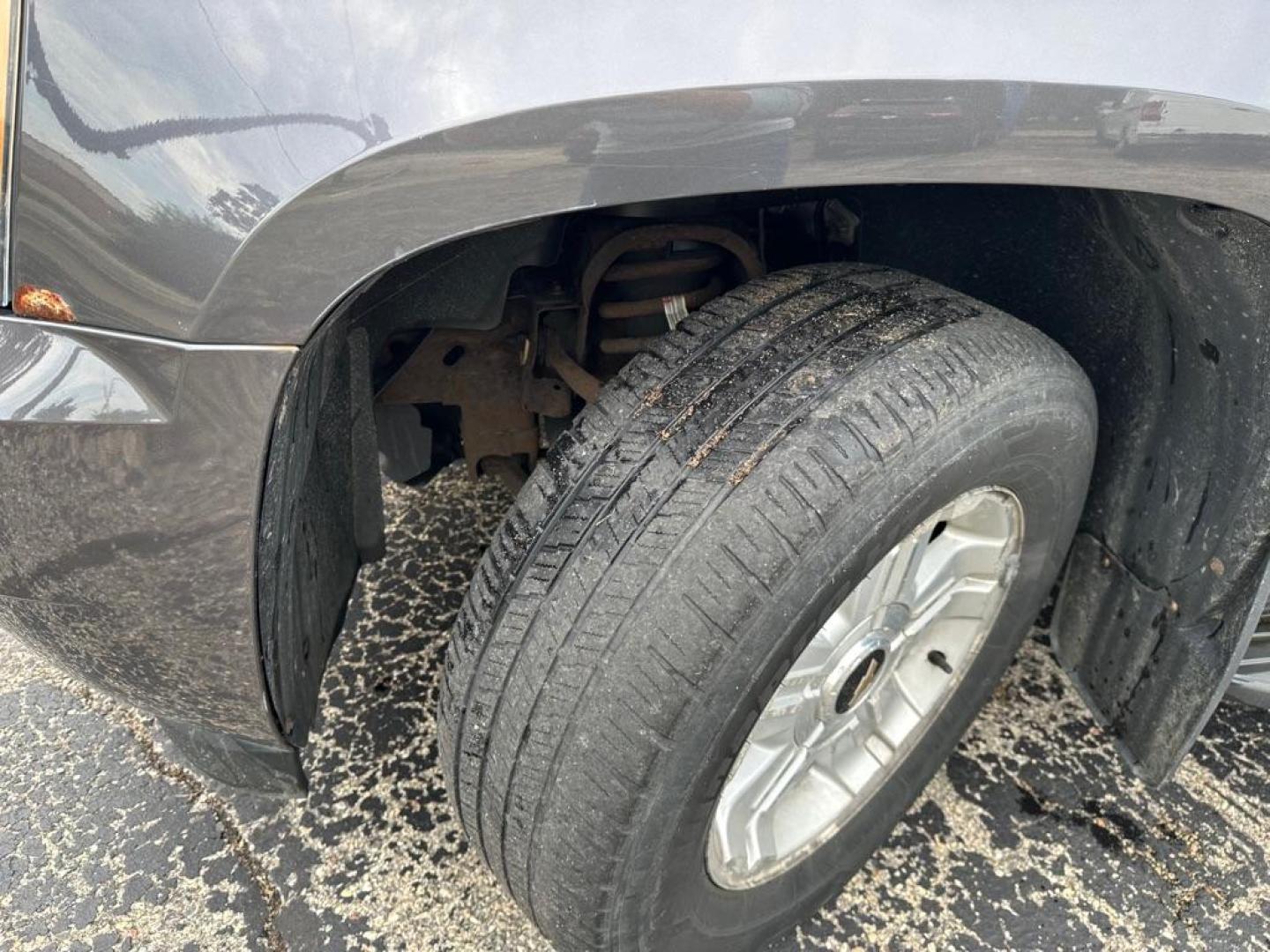 2011 GRAY CHEVROLET TAHOE 1500 LT (1GNSKBE05BR) with an 5.3L engine, Automatic transmission, located at 1708 Broadway, Rockford, IL, 61104, (815) 397-5010, 42.252522, -89.069359 - Photo#16