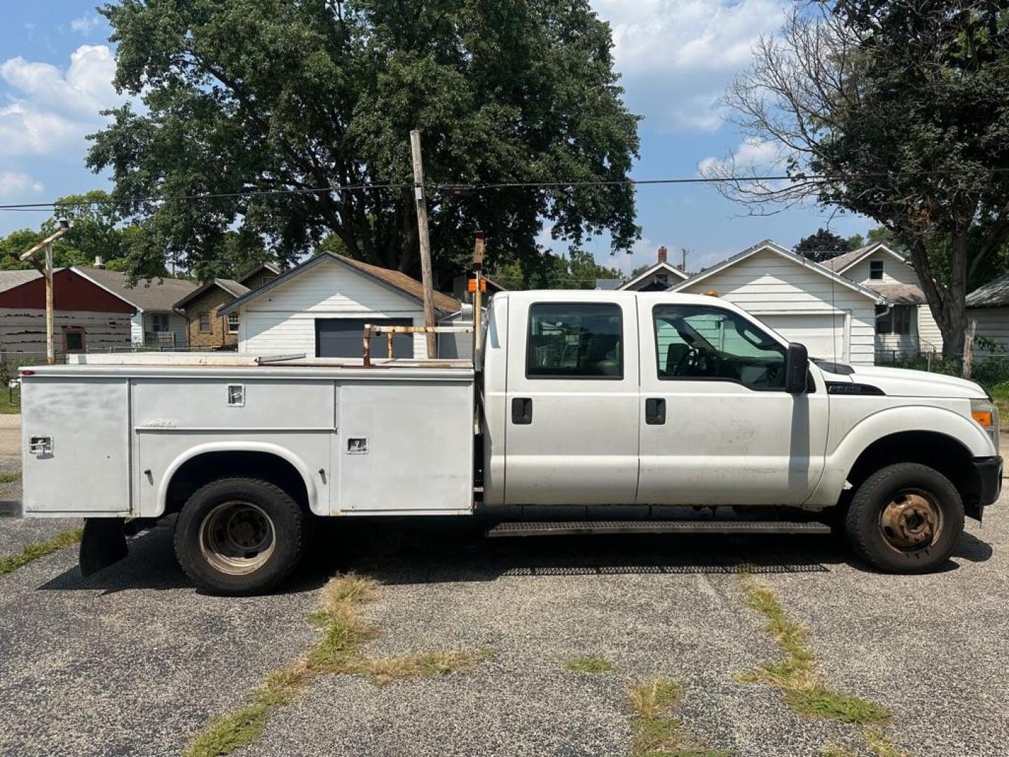 2012 WHITE FORD F350 SUPER DUTY (1FD8W3H62CE) with an 6.2L engine, Automatic transmission, located at 1708 Broadway, Rockford, IL, 61104, (815) 397-5010, 42.252522, -89.069359 - Photo#5