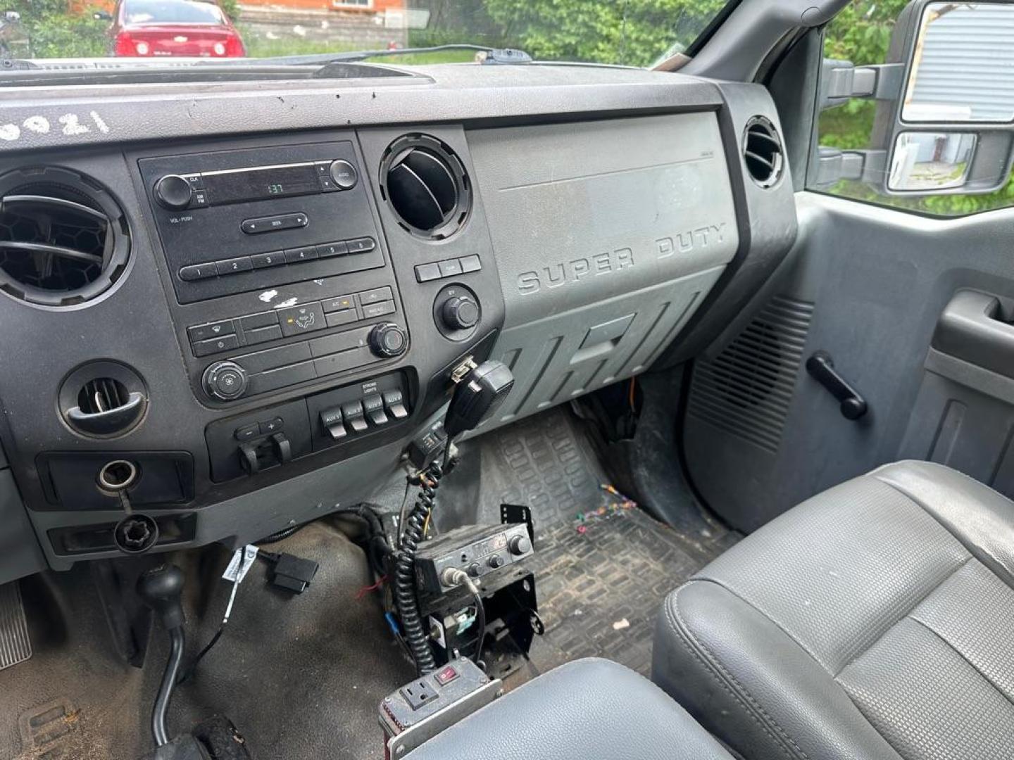 2012 WHITE FORD F350 SUPER DUTY (1FD8W3H62CE) with an 6.2L engine, Automatic transmission, located at 1708 Broadway, Rockford, IL, 61104, (815) 397-5010, 42.252522, -89.069359 - Photo#12