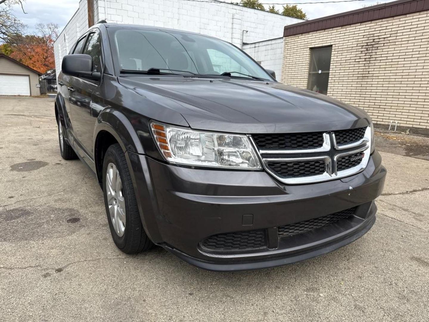 2018 GRAY DODGE JOURNEY SE (3C4PDCAB7JT) with an 2.4L engine, Automatic transmission, located at 1708 Broadway, Rockford, IL, 61104, (815) 397-5010, 42.252522, -89.069359 - Photo#1