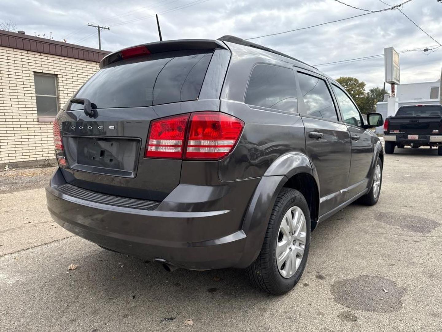 2018 GRAY DODGE JOURNEY SE (3C4PDCAB7JT) with an 2.4L engine, Automatic transmission, located at 1708 Broadway, Rockford, IL, 61104, (815) 397-5010, 42.252522, -89.069359 - Photo#2