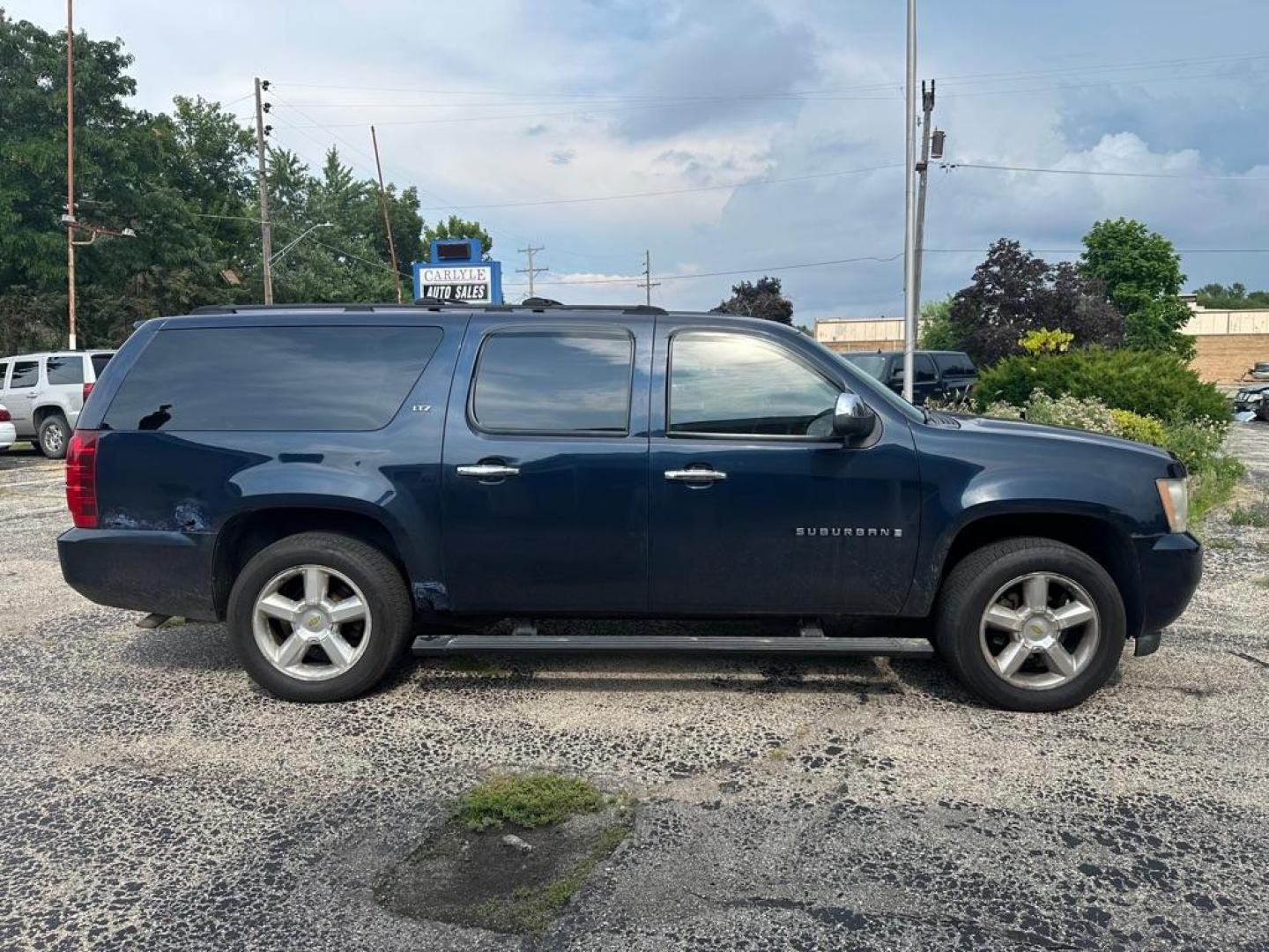 2007 BLUE CHEVROLET SUBURBAN 1500 (1GNFK16377J) with an 5.3L engine, Automatic transmission, located at 1708 Broadway, Rockford, IL, 61104, (815) 397-5010, 42.252522, -89.069359 - Photo#3