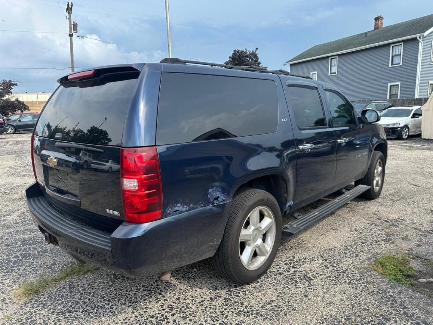 2007 BLUE CHEVROLET SUBURBAN 1500 (1GNFK16377J) with an 5.3L engine, Automatic transmission, located at 1708 Broadway, Rockford, IL, 61104, (815) 397-5010, 42.252522, -89.069359 - Photo#4