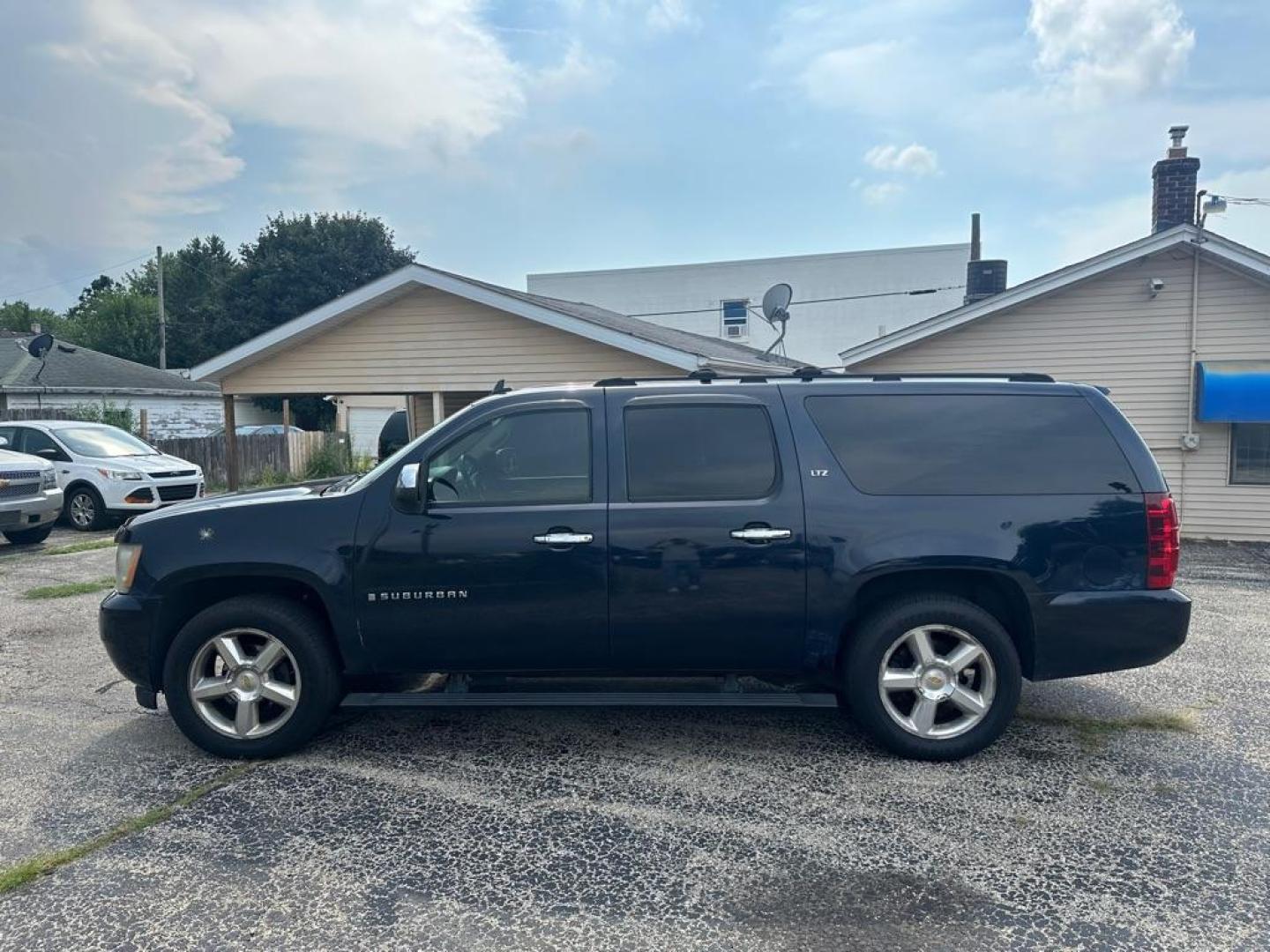 2007 BLUE CHEVROLET SUBURBAN 1500 (1GNFK16377J) with an 5.3L engine, Automatic transmission, located at 1708 Broadway, Rockford, IL, 61104, (815) 397-5010, 42.252522, -89.069359 - Photo#7