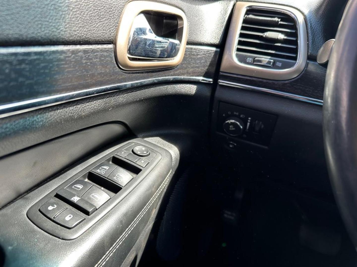 2014 WHITE JEEP GRAND CHEROKEE LIMITED (1C4RJFBG3EC) with an 3.6L engine, Automatic transmission, located at 1708 Broadway, Rockford, IL, 61104, (815) 397-5010, 42.252522, -89.069359 - Photo#15