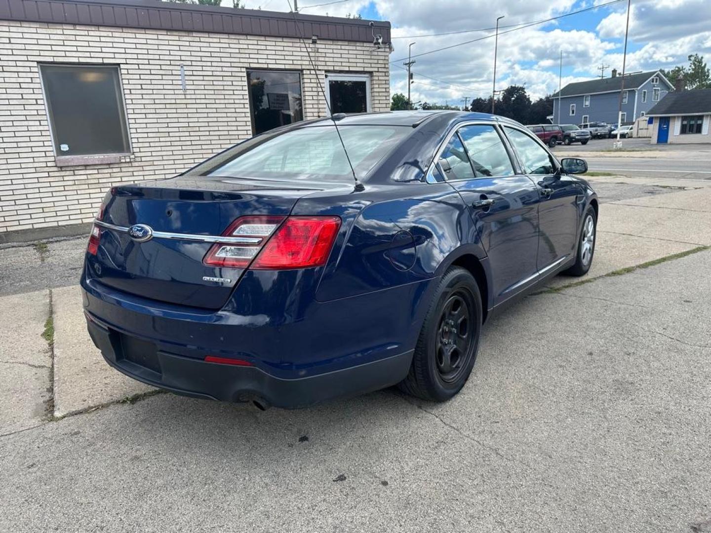 2015 BLUE FORD TAURUS POLICE INTERCEPTOR (1FAHP2L80FG) with an 3.5L engine, Automatic transmission, located at 1708 Broadway, Rockford, IL, 61104, (815) 397-5010, 42.252522, -89.069359 - Photo#4