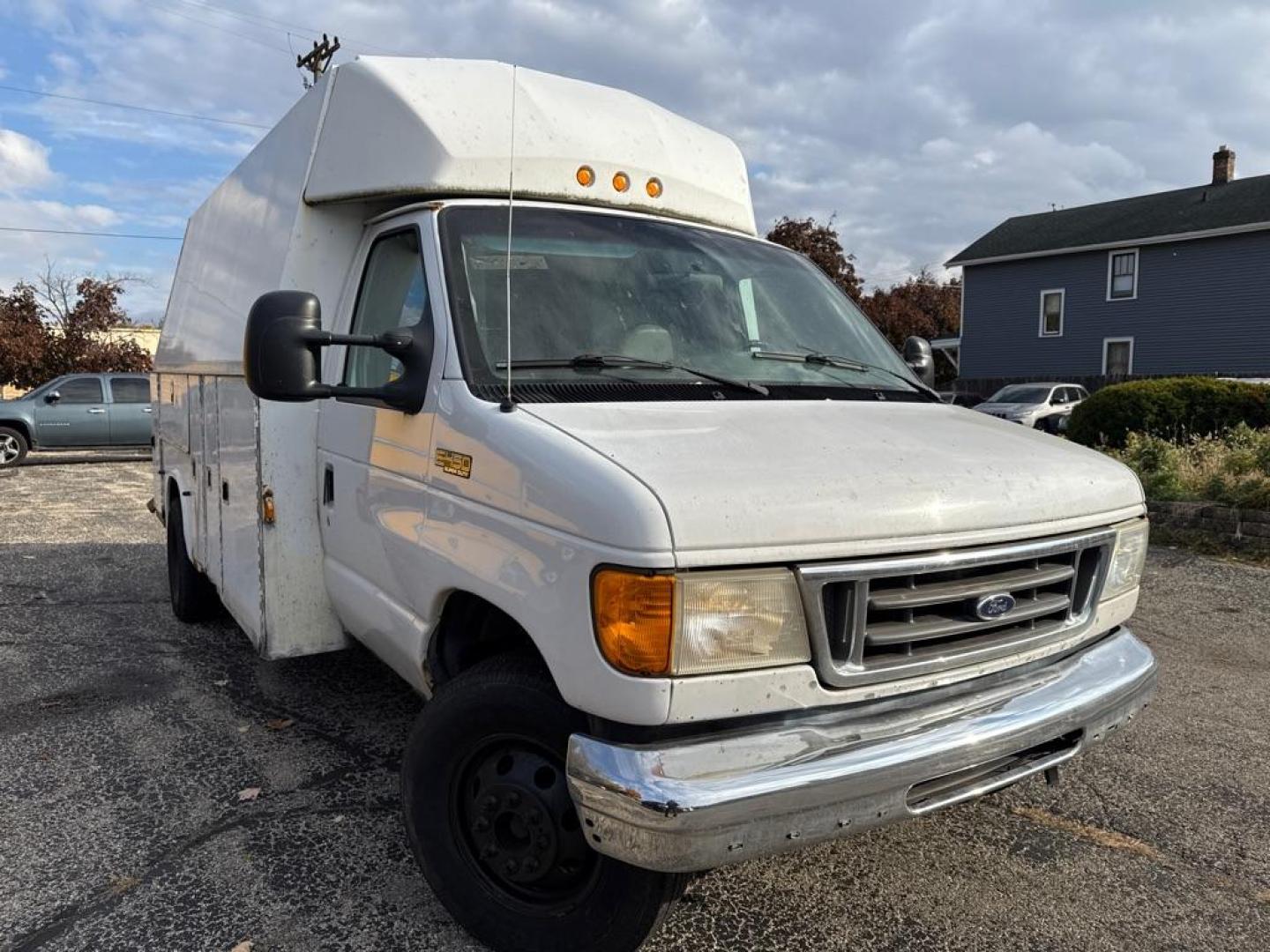 2005 WHITE FORD ECONOLINE E450 SUPER DUTY CUTAWAY VAN (1FDXE45S15H) with an 6.8L engine, Automatic transmission, located at 1708 Broadway, Rockford, IL, 61104, (815) 397-5010, 42.252522, -89.069359 - Photo#1