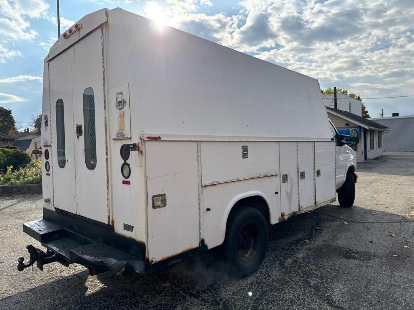 2005 WHITE FORD ECONOLINE E450 SUPER DUTY CUTAWAY VAN (1FDXE45S15H) with an 6.8L engine, Automatic transmission, located at 1708 Broadway, Rockford, IL, 61104, (815) 397-5010, 42.252522, -89.069359 - Photo#2