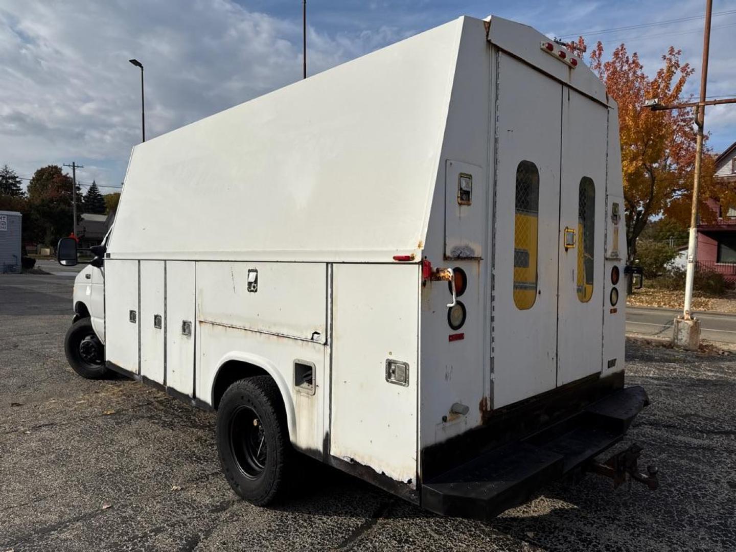 2005 WHITE FORD ECONOLINE E450 SUPER DUTY CUTAWAY VAN (1FDXE45S15H) with an 6.8L engine, Automatic transmission, located at 1708 Broadway, Rockford, IL, 61104, (815) 397-5010, 42.252522, -89.069359 - Photo#3