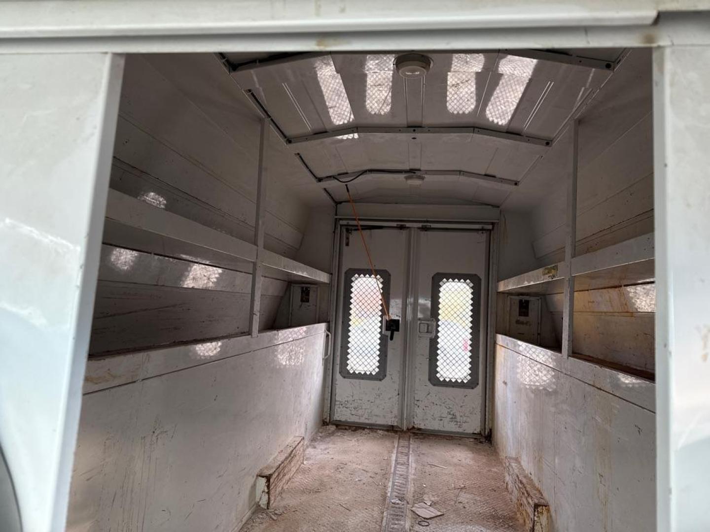 2005 WHITE FORD ECONOLINE E450 SUPER DUTY CUTAWAY VAN (1FDXE45S15H) with an 6.8L engine, Automatic transmission, located at 1708 Broadway, Rockford, IL, 61104, (815) 397-5010, 42.252522, -89.069359 - Photo#4