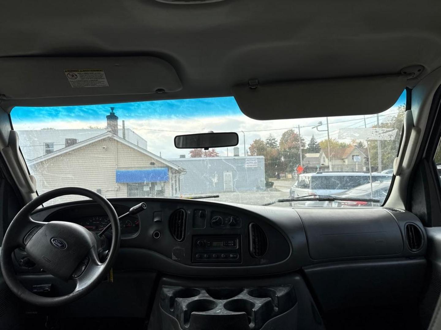 2005 WHITE FORD ECONOLINE E450 SUPER DUTY CUTAWAY VAN (1FDXE45S15H) with an 6.8L engine, Automatic transmission, located at 1708 Broadway, Rockford, IL, 61104, (815) 397-5010, 42.252522, -89.069359 - Photo#5