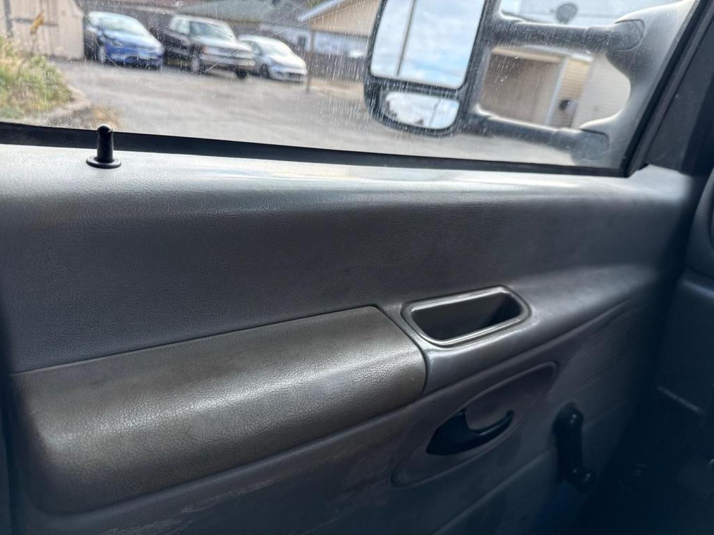 2005 WHITE FORD ECONOLINE E450 SUPER DUTY CUTAWAY VAN (1FDXE45S15H) with an 6.8L engine, Automatic transmission, located at 1708 Broadway, Rockford, IL, 61104, (815) 397-5010, 42.252522, -89.069359 - Photo#6