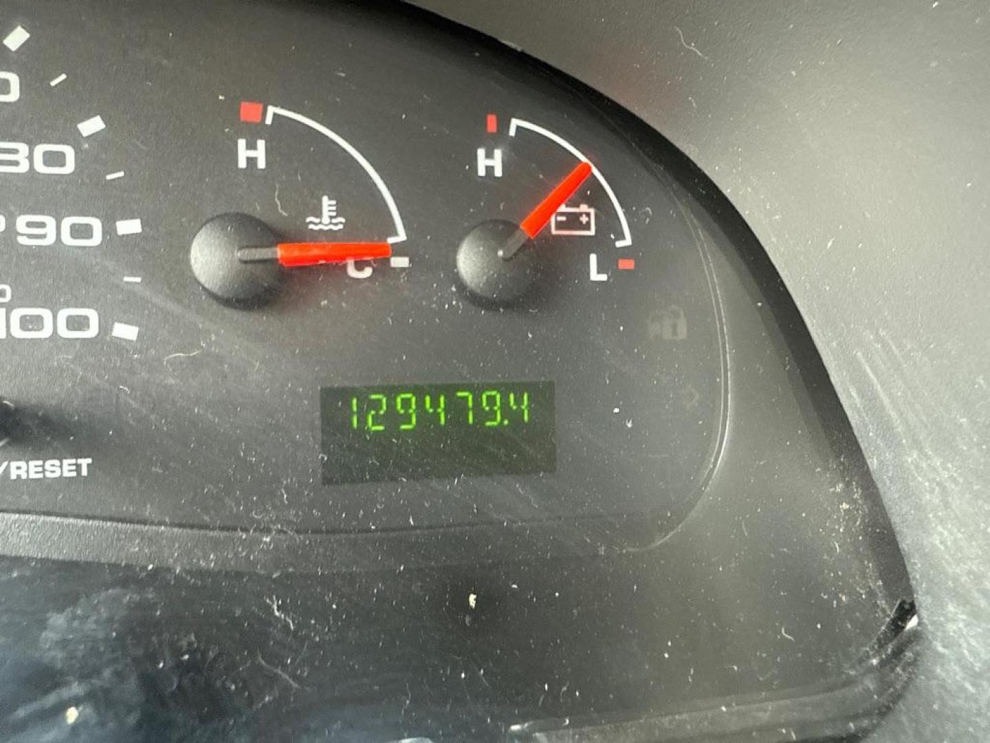 2005 WHITE FORD ECONOLINE E450 SUPER DUTY CUTAWAY VAN (1FDXE45S15H) with an 6.8L engine, Automatic transmission, located at 1708 Broadway, Rockford, IL, 61104, (815) 397-5010, 42.252522, -89.069359 - Photo#7