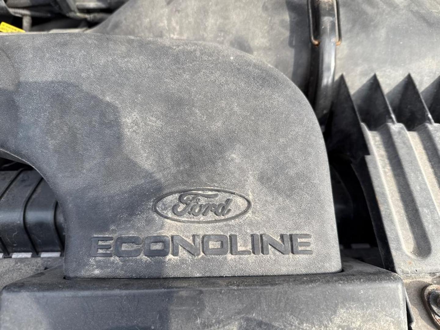 2005 WHITE FORD ECONOLINE E450 SUPER DUTY CUTAWAY VAN (1FDXE45S15H) with an 6.8L engine, Automatic transmission, located at 1708 Broadway, Rockford, IL, 61104, (815) 397-5010, 42.252522, -89.069359 - Photo#8