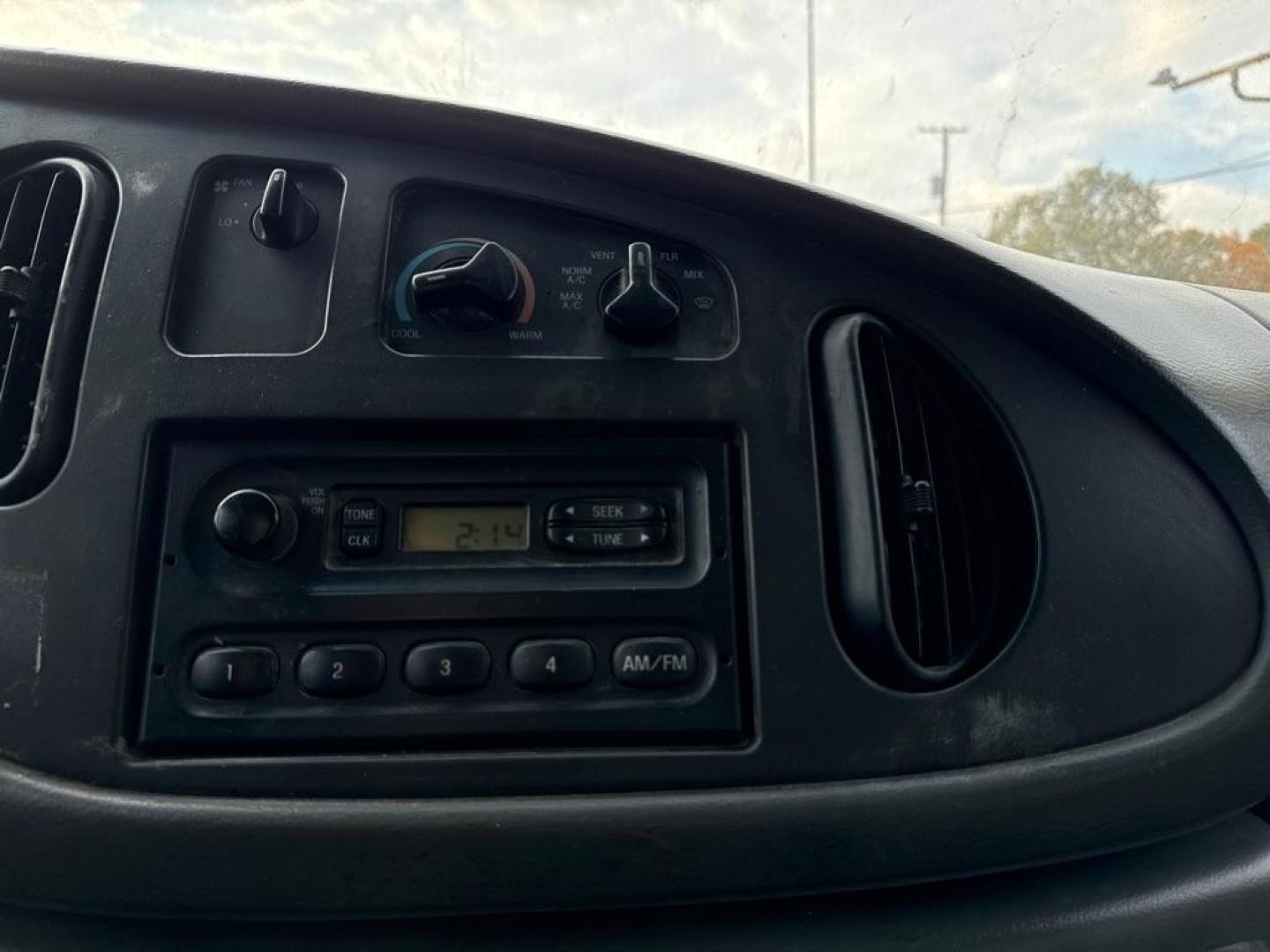 2005 WHITE FORD ECONOLINE E450 SUPER DUTY CUTAWAY VAN (1FDXE45S15H) with an 6.8L engine, Automatic transmission, located at 1708 Broadway, Rockford, IL, 61104, (815) 397-5010, 42.252522, -89.069359 - Photo#9