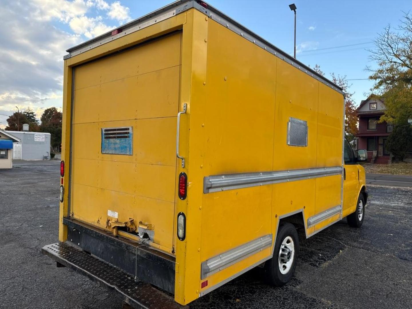 2010 YELLOW GMC SAVANA CUTAWAY G3500 (1GD1G2BA4A1) with an 4.8L engine, Automatic transmission, located at 1708 Broadway, Rockford, IL, 61104, (815) 397-5010, 42.252522, -89.069359 - Photo#2