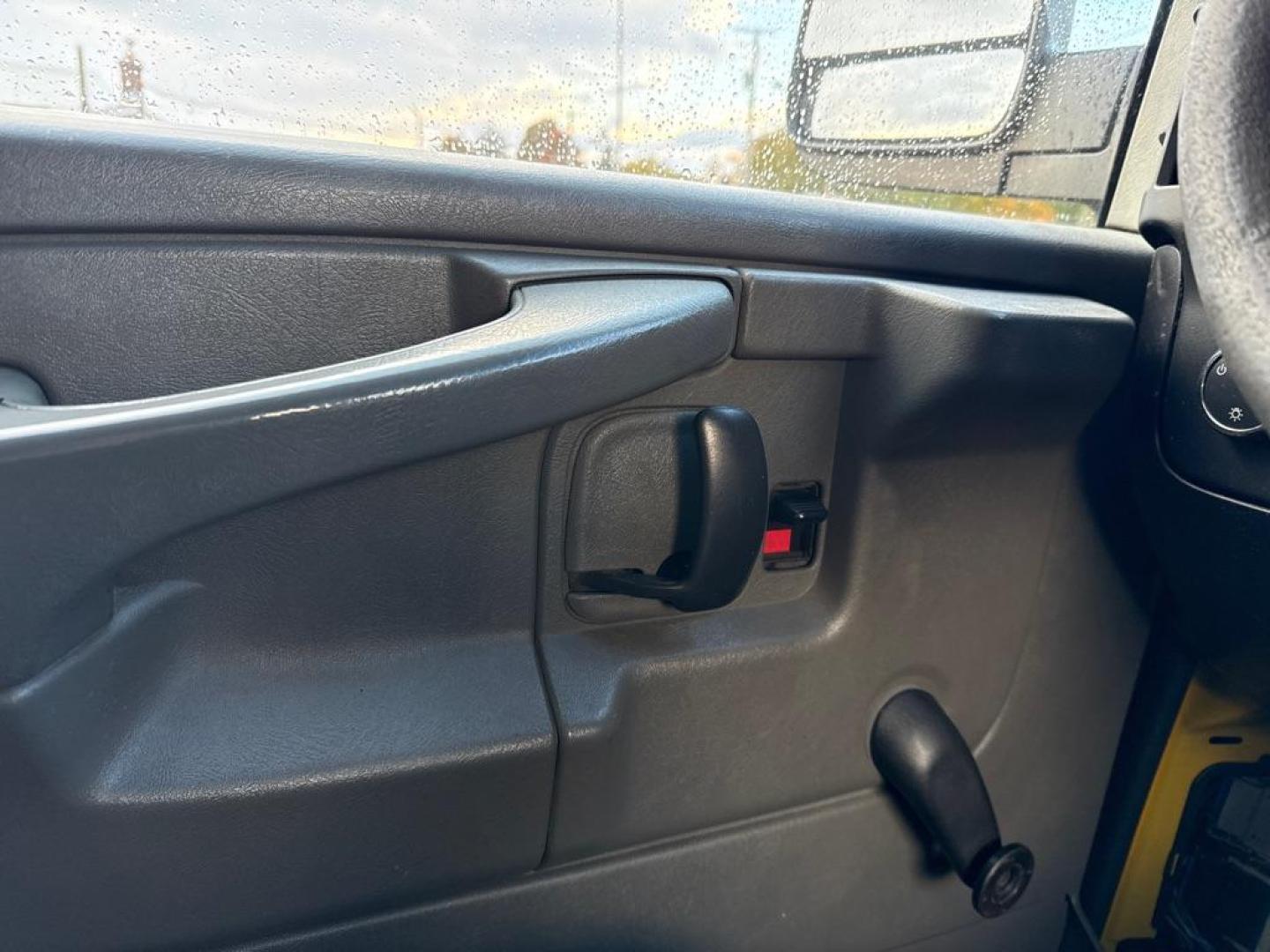 2010 YELLOW GMC SAVANA CUTAWAY G3500 (1GD1G2BA4A1) with an 4.8L engine, Automatic transmission, located at 1708 Broadway, Rockford, IL, 61104, (815) 397-5010, 42.252522, -89.069359 - Photo#6