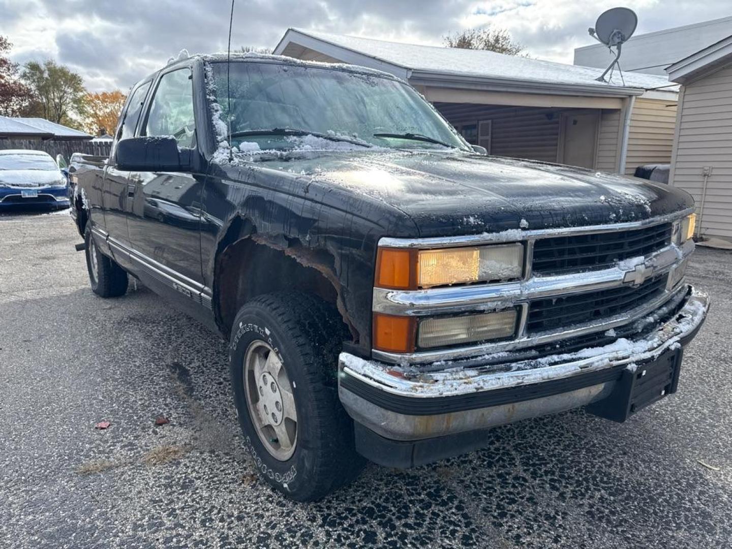 1998 BLACK CHEVROLET GMT-400 K1500 (2GCEK19R4W1) with an 5.7L engine, Automatic transmission, located at 1708 Broadway, Rockford, IL, 61104, (815) 397-5010, 42.252522, -89.069359 - Photo#1