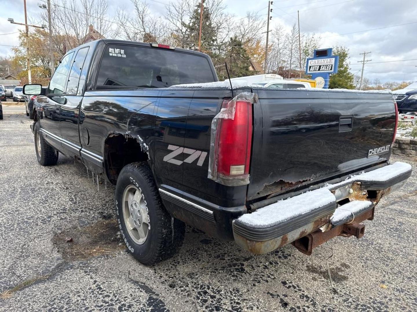 1998 BLACK CHEVROLET GMT-400 K1500 (2GCEK19R4W1) with an 5.7L engine, Automatic transmission, located at 1708 Broadway, Rockford, IL, 61104, (815) 397-5010, 42.252522, -89.069359 - Photo#3