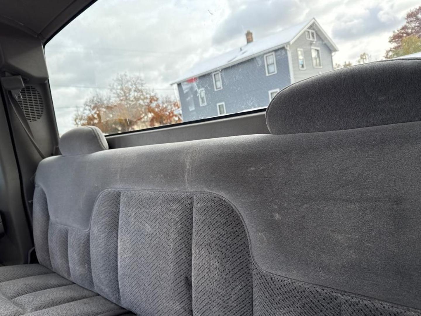 1998 BLACK CHEVROLET GMT-400 K1500 (2GCEK19R4W1) with an 5.7L engine, Automatic transmission, located at 1708 Broadway, Rockford, IL, 61104, (815) 397-5010, 42.252522, -89.069359 - Photo#4