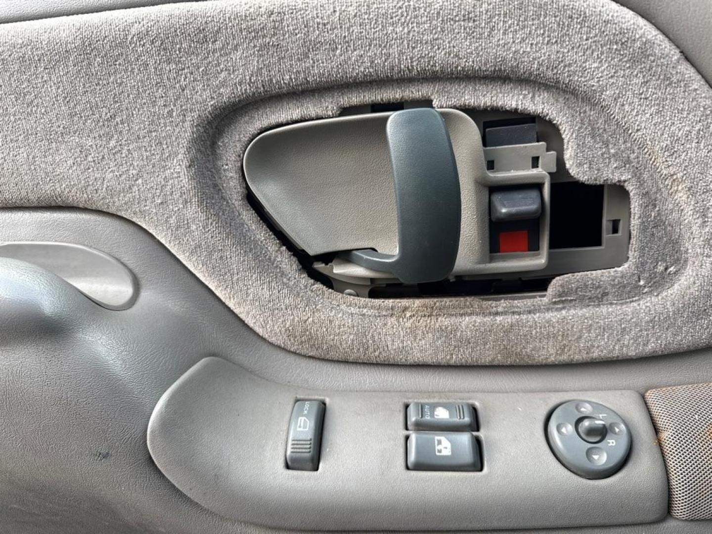 1998 BLACK CHEVROLET GMT-400 K1500 (2GCEK19R4W1) with an 5.7L engine, Automatic transmission, located at 1708 Broadway, Rockford, IL, 61104, (815) 397-5010, 42.252522, -89.069359 - Photo#6