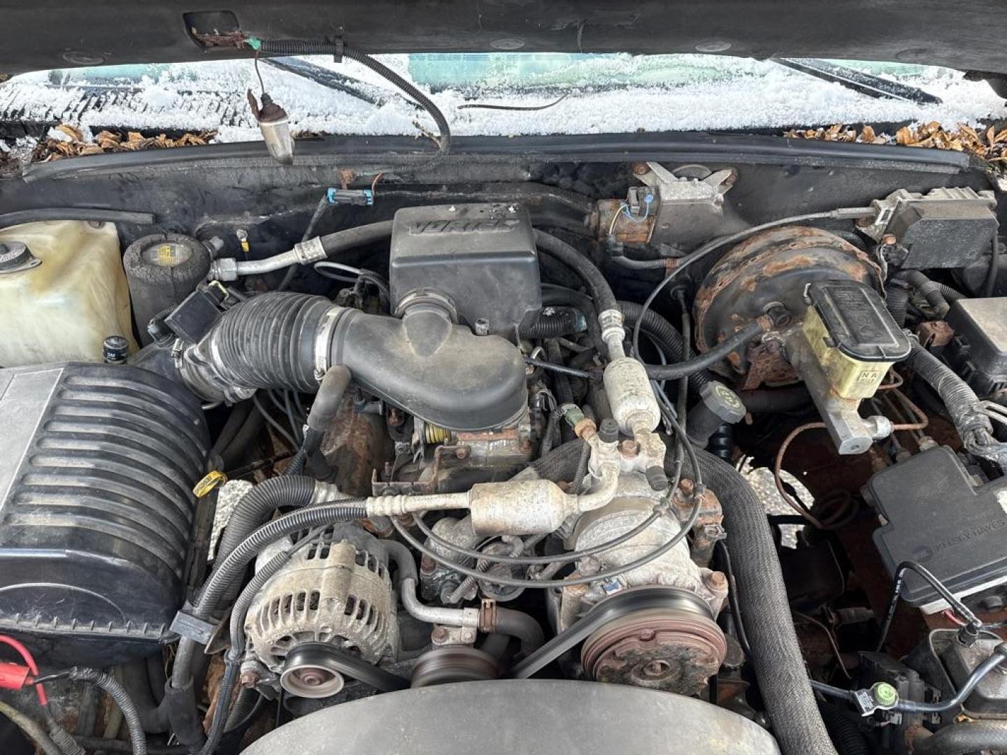 1998 BLACK CHEVROLET GMT-400 K1500 (2GCEK19R4W1) with an 5.7L engine, Automatic transmission, located at 1708 Broadway, Rockford, IL, 61104, (815) 397-5010, 42.252522, -89.069359 - Photo#9