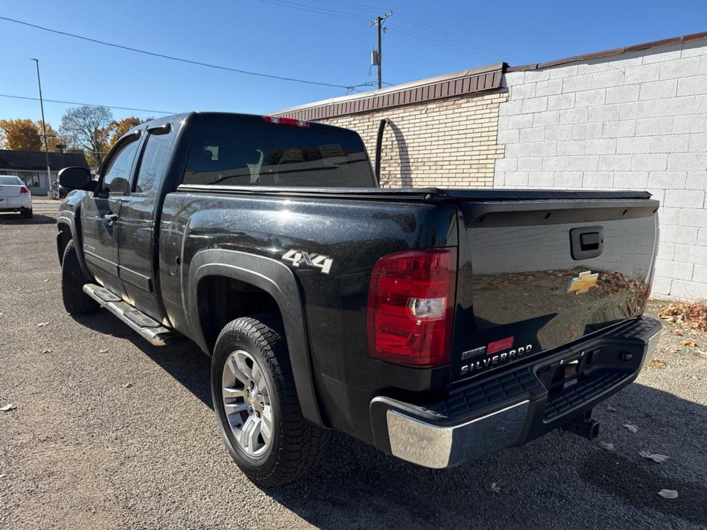 2012 BLACK CHEVROLET SILVERADO 1500 LT (1GCRKSE72CZ) with an 5.3L engine, Automatic transmission, located at 1708 Broadway, Rockford, IL, 61104, (815) 397-5010, 42.252522, -89.069359 - Photo#3