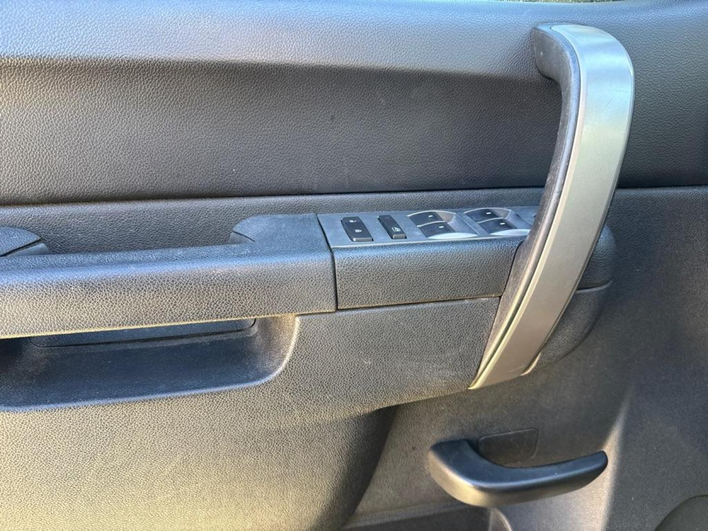 2012 BLACK CHEVROLET SILVERADO 1500 LT (1GCRKSE72CZ) with an 5.3L engine, Automatic transmission, located at 1708 Broadway, Rockford, IL, 61104, (815) 397-5010, 42.252522, -89.069359 - Photo#6