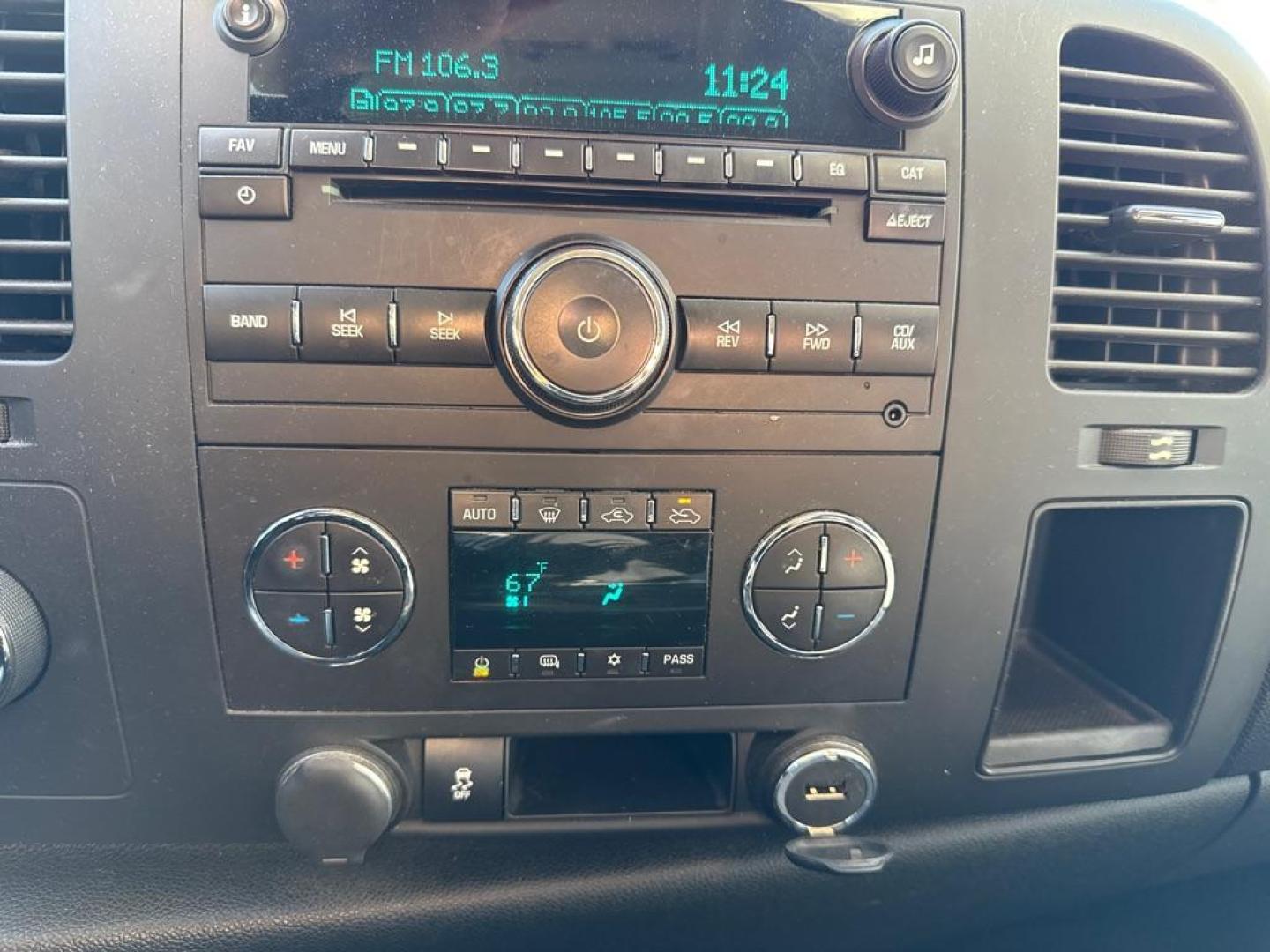 2012 BLACK CHEVROLET SILVERADO 1500 LT (1GCRKSE72CZ) with an 5.3L engine, Automatic transmission, located at 1708 Broadway, Rockford, IL, 61104, (815) 397-5010, 42.252522, -89.069359 - Photo#8