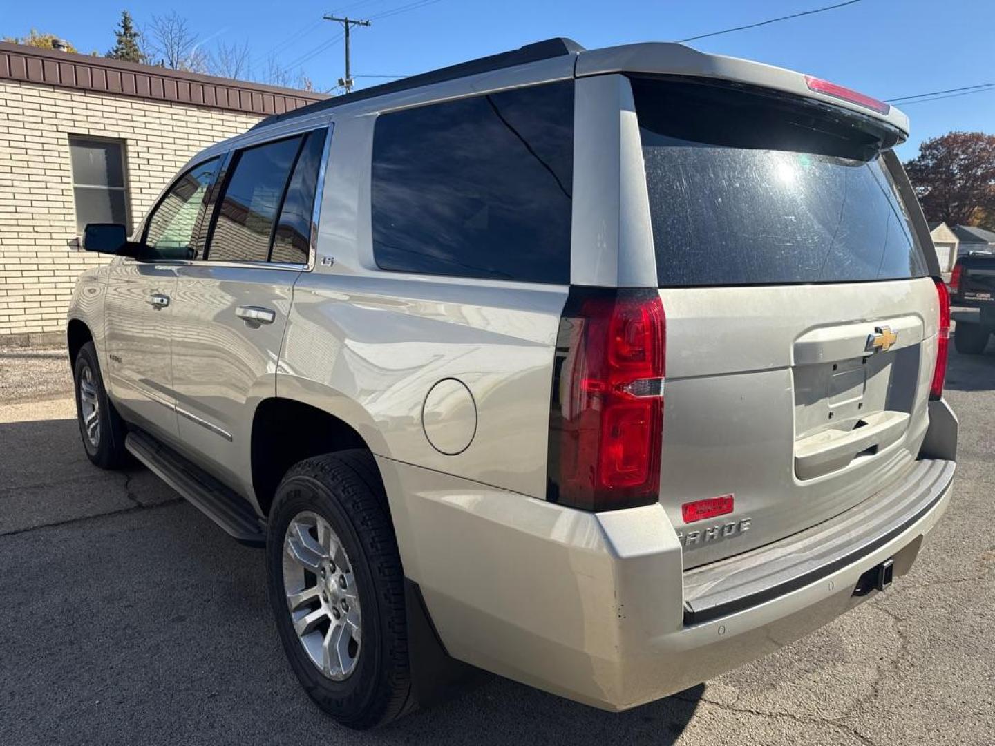 2015 GOLD CHEVROLET TAHOE 1500 LS (1GNSKAEC4FR) with an 5.3L engine, Automatic transmission, located at 1708 Broadway, Rockford, IL, 61104, (815) 397-5010, 42.252522, -89.069359 - Photo#3