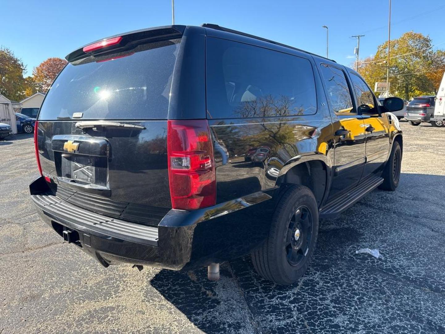 2007 BLACK CHEVROLET SUBURBAN 1500 (1GNFC16J47J) with an 5.3L engine, Automatic transmission, located at 1708 Broadway, Rockford, IL, 61104, (815) 397-5010, 42.252522, -89.069359 - Photo#2