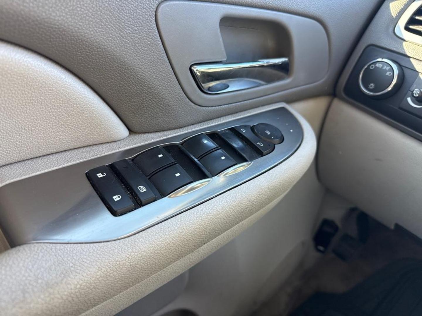 2007 BLACK CHEVROLET SUBURBAN 1500 (1GNFC16J47J) with an 5.3L engine, Automatic transmission, located at 1708 Broadway, Rockford, IL, 61104, (815) 397-5010, 42.252522, -89.069359 - Photo#7