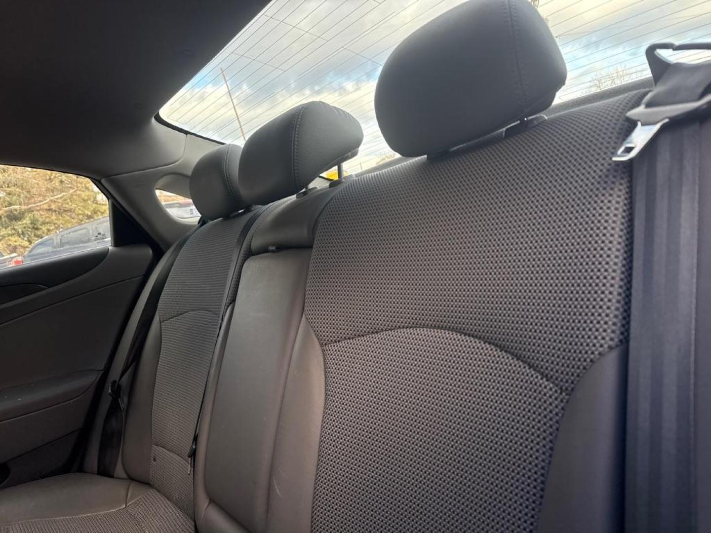 2012 BLACK HYUNDAI SONATA SE (5NPEC4AC4CH) with an 2.4L engine, Automatic transmission, located at 1708 Broadway, Rockford, IL, 61104, (815) 397-5010, 42.252522, -89.069359 - Photo#4