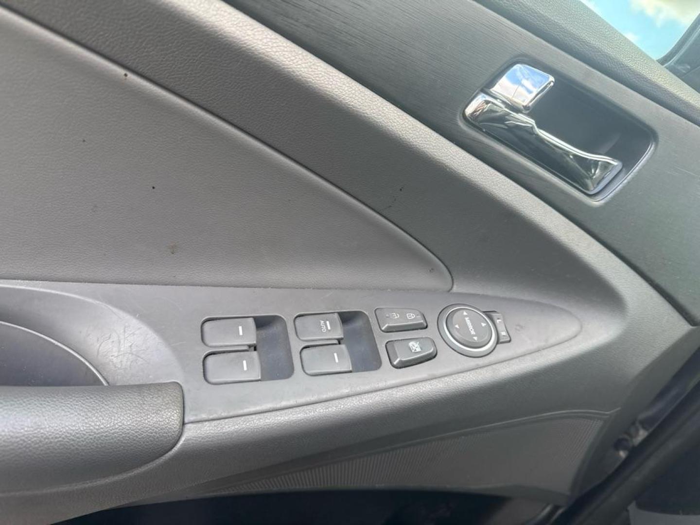 2012 BLACK HYUNDAI SONATA SE (5NPEC4AC4CH) with an 2.4L engine, Automatic transmission, located at 1708 Broadway, Rockford, IL, 61104, (815) 397-5010, 42.252522, -89.069359 - Photo#6