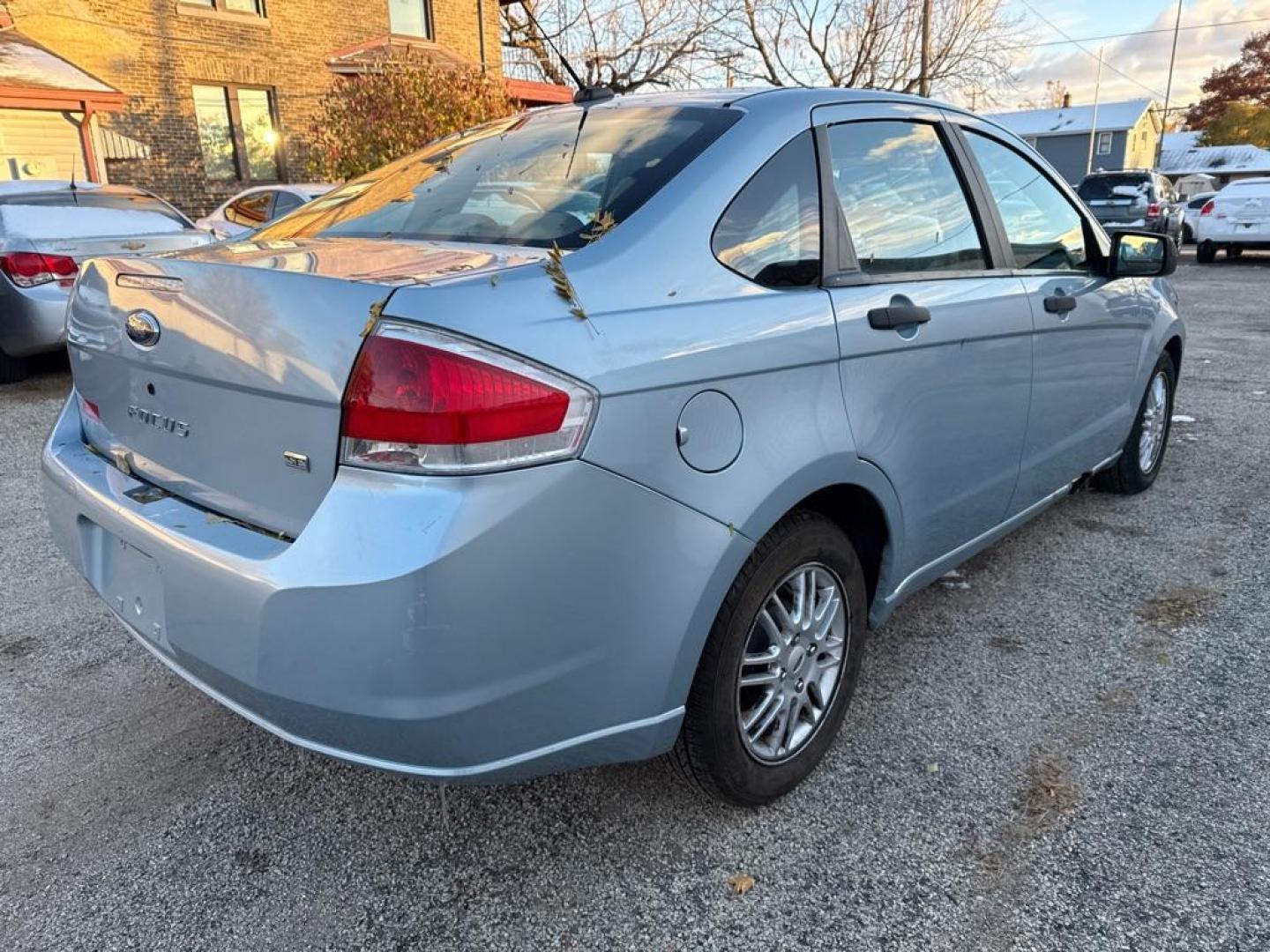 2009 BLUE FORD FOCUS SE (1FAHP35N29W) with an 2.0L engine, Automatic transmission, located at 1708 Broadway, Rockford, IL, 61104, (815) 397-5010, 42.252522, -89.069359 - Photo#2