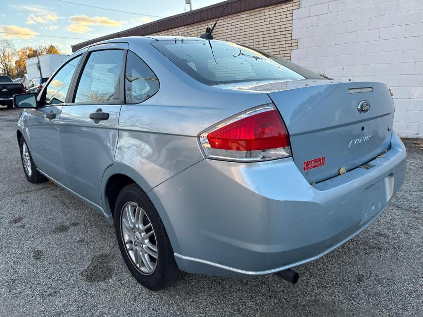 2009 BLUE FORD FOCUS SE (1FAHP35N29W) with an 2.0L engine, Automatic transmission, located at 1708 Broadway, Rockford, IL, 61104, (815) 397-5010, 42.252522, -89.069359 - Photo#3