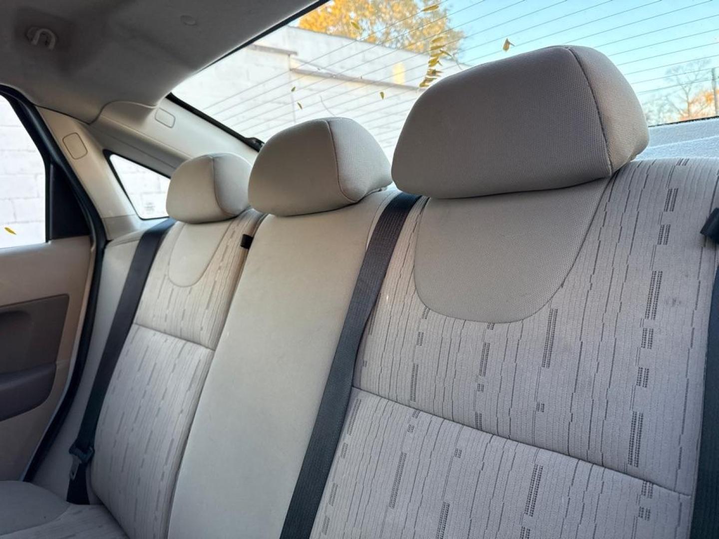 2009 BLUE FORD FOCUS SE (1FAHP35N29W) with an 2.0L engine, Automatic transmission, located at 1708 Broadway, Rockford, IL, 61104, (815) 397-5010, 42.252522, -89.069359 - Photo#4