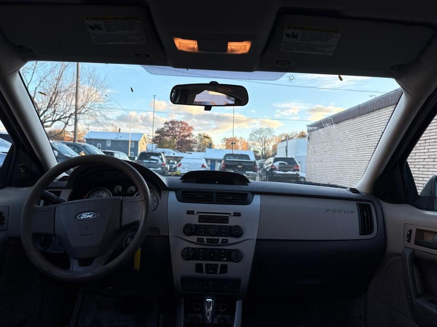 2009 BLUE FORD FOCUS SE (1FAHP35N29W) with an 2.0L engine, Automatic transmission, located at 1708 Broadway, Rockford, IL, 61104, (815) 397-5010, 42.252522, -89.069359 - Photo#5